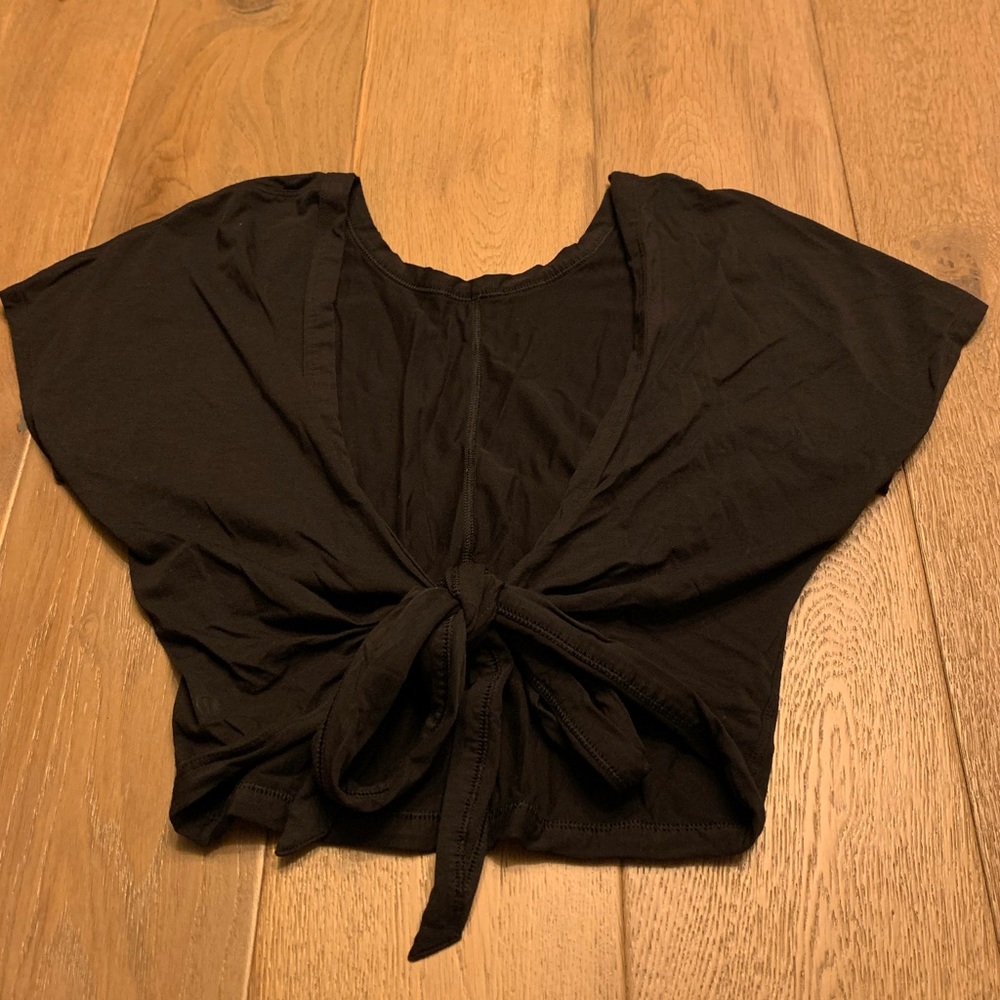 Black it’s a tie short sleeve size 4